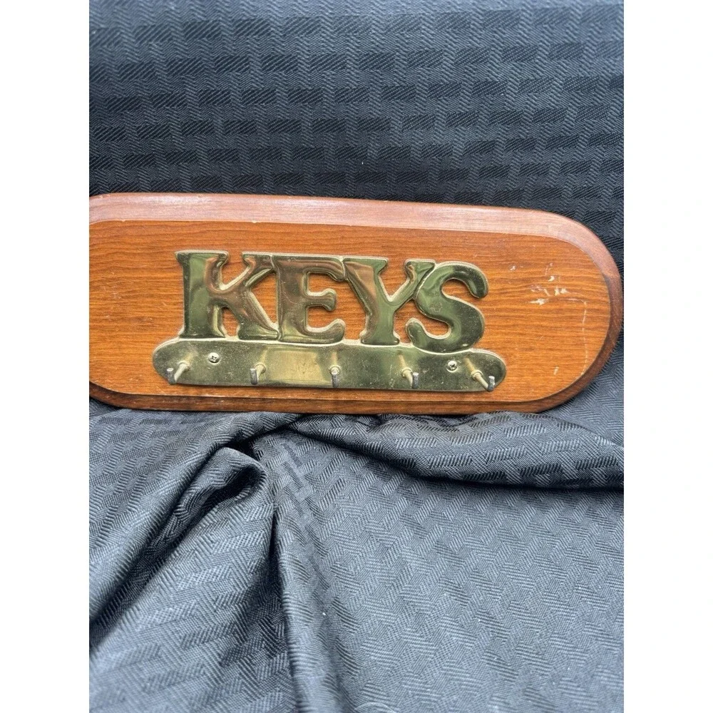 VTG SMC  Brass KEYS On Wood Wall Hook, Wall Mounted, 5 Gold Hooks